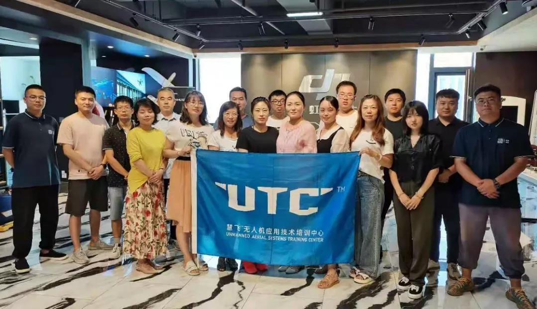 無人機航拍技術(shù)培訓班在山西龍城分校成功舉辦